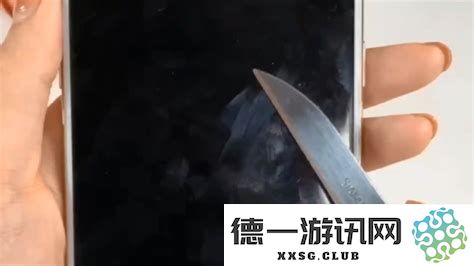如果手机屏幕出现越来越大彩色斑点，应该怎么处理和解决这个问题呢？