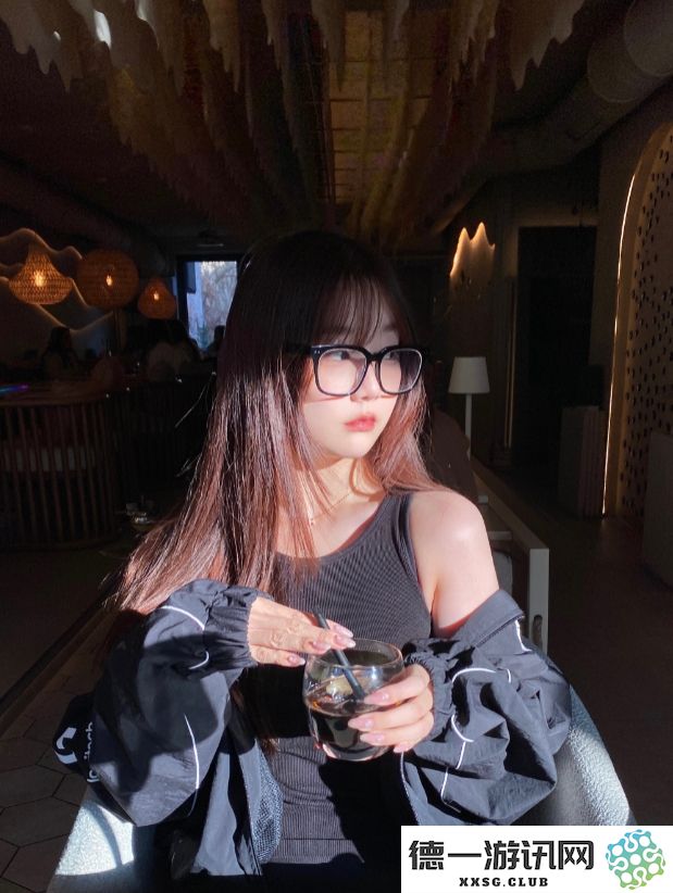 解说kitty分享最新自拍：轻松展现迷人香肩魅力