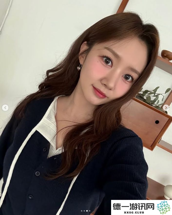 LCK女主播尹秀彬在Instagram分享了一组美丽照片，令人惊艳的瞬间：⋆˚✿˖ ⋆˚✿˖