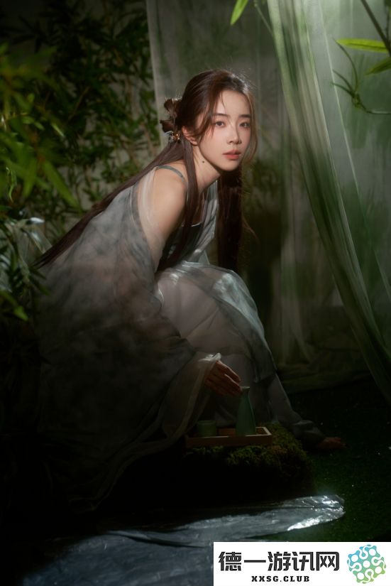 又一款惊艳皮肤曝光！余霜晒出新照，画面中纱幔轻扬，翠竹掩映，宛如仙境～