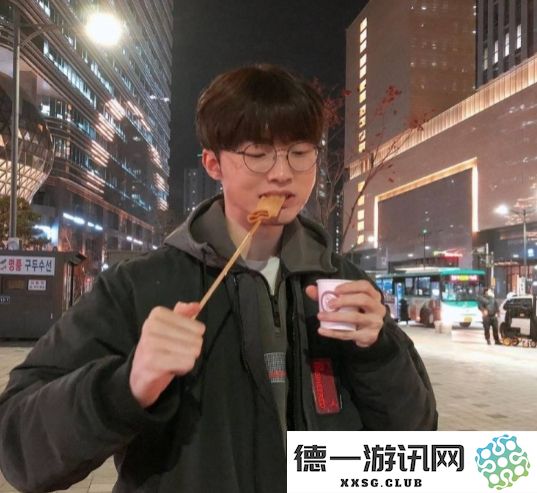 Faker与其挚爱相遇！韩国某鱼饼摊竟将他品尝鱼饼的照片作为招牌展示！